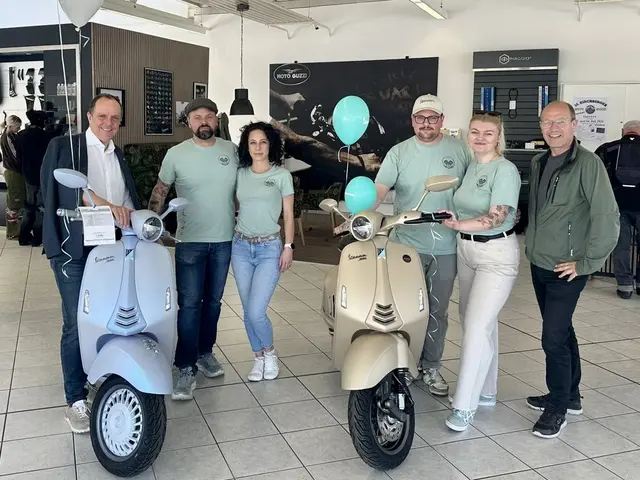 Auch Stadtchef Christoph Stark (l.) und Stadtmarketing-Geschäftsführer Gerwald Hierzi (r.) schauten vorbei.  | Foto: Facebook/Christoph Stark