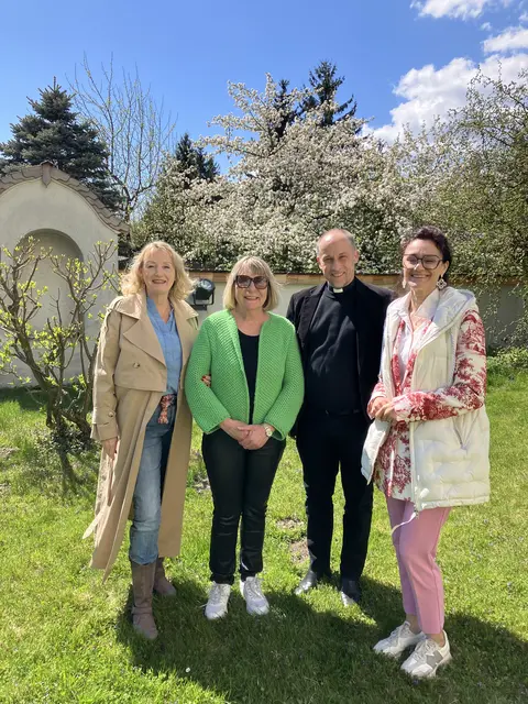 Was für ein feiner Nachmittag und herzlich willkommen zum Caritas Dankestreffen in der Pfarre Kirchbichl -"Die Caritas ist nur so stark wie jene, die unsere Arbeit mittragen", so Andrea Schmid von der Caritas Salzburg. Vlnr: Haussammlerin Tania Zawadil, Heidi Rißlegger, Pfarrer Dr. Schantl und Caritas Salzburg Direktorin Andrea Schmid.