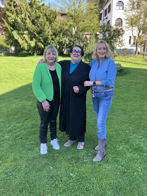 Andrea Klapper (Mitte) Leiterin des Caritas Zentrums Wörgl mit ihrer Vorgängerin im Amt Heidi Rißlegger (li) und Caritas Haussammlerin Tania Zawadil.