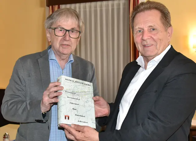 Obmann Willi Ostap dankte Franz Haider mit besonderen Geschenken. | Foto: Herbert Schleich