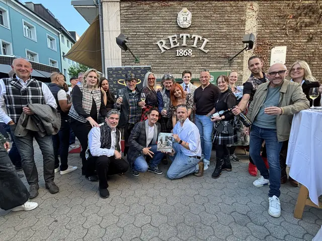 Im Zentrum des Abends stand die neue Rettl-Sommerkollektion, die auch im druckfrischen 30. Rettl-Magazin präsentiert wird. | Foto: MeinBezirk.at