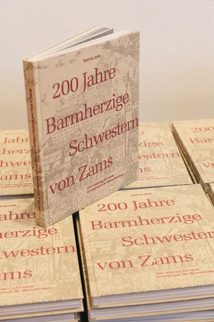 Die Festschrift wurde im Rahmen des Festaktes präsentiert. | Foto: Kongr. der Barm. Schw. ZamS/Martina Kopp