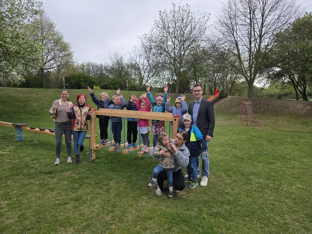 Maria Haberl, Daniela Morbitzer, Laura Unfried und Stefan Schröter mit einigen Kindern, die das neue Spielgerät gleich ausprobierten. | Foto: Marktgemeinde Ziersdorf