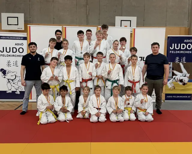 Die erfolgreichen Judokas mit ihren Medaillen | Foto: Privat