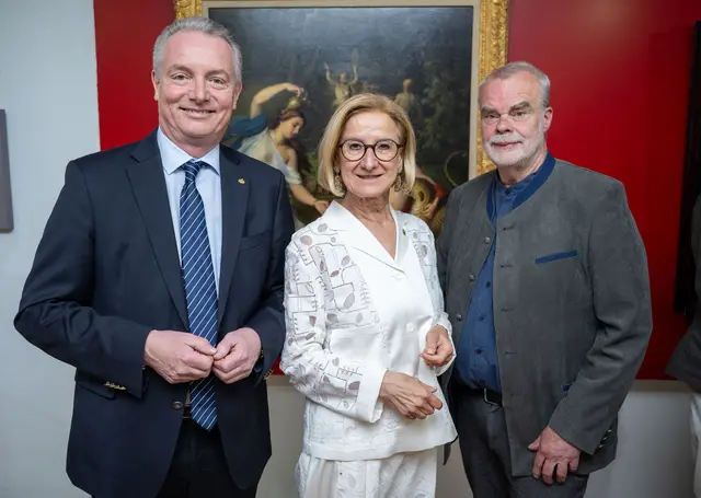 Landeshauptfrau Johanna Mikl-Leitner mit (li.) dem Obmann der Krahuletzgesellschaft Gerhard Dafert und (re.) Kurator Bernd Ernsting von der Letter Stiftung Köln. | Foto: NLK Khittl
