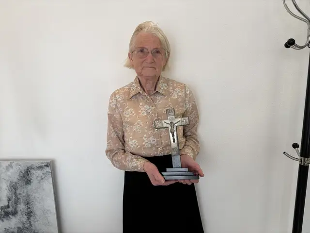 Irmgard Walkam mit ihrem neuesten Ausstellungsstück. | Foto: meinBezirk
