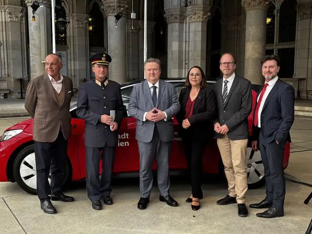 Gemeinsam mit Mariahilf-Bezirksvorsteherin Julia Lessacher und Rudolfsheim-Bezirkschef Dietmar Baurecht (2.v.r.) erläuterte Bürgermeister Michael Ludwig (Mitte) das neue Sicherheitspaket. | Foto: Barbara Schuster/MeinBezirk