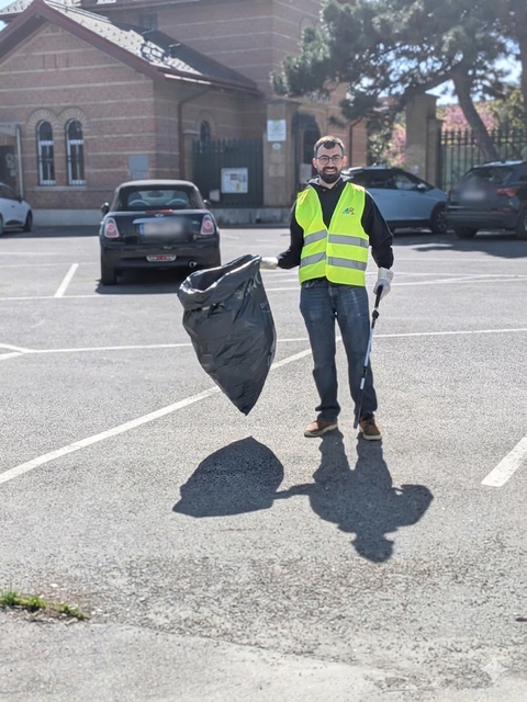 Engagierter sammelt allein Müll in Favoritens Straßen