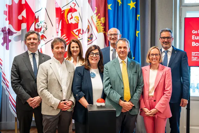 	
20260427_EuregioJobboerse3_Gruppe_FotoLandTirolFITSCH-4.jpg (2 MB)
Vernetzte Jobbörsen in Tirol, Südtirol und Trentino: Gruppenfoto mit (v.li.) Landeshauptmannstellvertreter Achille Spinelli (Trentino), Bernhard Pichler (AMS Tirol), Landesrätin Astrid Mair, Stefania Terlizzi (Arbeitsagentur Trentino), Euregio-Präsident und Landeshauptmann Anton Mattle, Stefan Luther (Südtiroler Landesabteilung Arbeitsmarktservice), Landesrätin Magdalena Amhof und Landeshauptmann Arno Kompatscher (beide Südtirol)  | Foto: Land Tirol/Fitsch