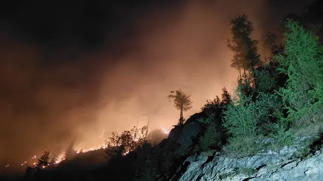 Zwei Züge der Feuerwehr hielten auch in der Nacht von Sonntag auf Montag Brandwache. | Foto: BFVGU