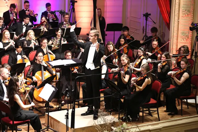 Im zweiten Teil des Konzerts erwartet die Besucher ein wahrer Höhepunkt der Romantik: Tschaikowskys 5. Symphonie in e-Moll.  | Foto: Andreas Maringer 