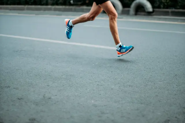 Am 10. Mai wird nicht nur Muttertag gefeiert, sondern in Wien auch fleißig gelaufen. Denn der Wings for Life Run findet statt. Das bringt einige Einschränkungen bei den Öffis. (Symbolbild) | Foto: sporlab/Unsplash