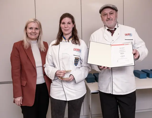 Bäcker erster Platz: Astrid Ledolter (BH Baden), Siegerin Sandra Lenk, Landesinnungsmeister Klaus Kirchdorfer (v.l.).

  | Foto: Andreas Biba
