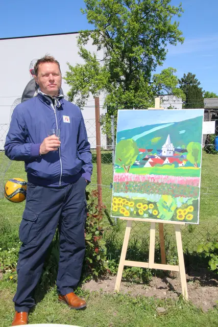 Josef Perlinger, geboren  in Eisenstadt. Aufgewachsen in Pamhagen im Burgenland. Wohnhaft in Winden am Neusiedler See. Josef Perlinger ist beruflich als Maschinenbau-Techniker tätig. Seit seiner Kindheit hat er eine große Liebe zu Wasserfarben entwickelt und später an der Künstlerischen Volkshochschule in der Lazarettgasse Wien den ersten Aquarell-Kurs  absolviert.