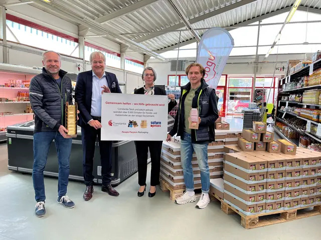 Tausende Tierfutter-Schalen spenden Firmen für den Sozialmarkt