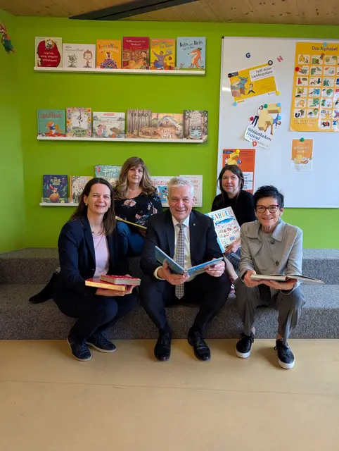 Landesrat auf Besuch in der Stadtbibliothek St. Valentin