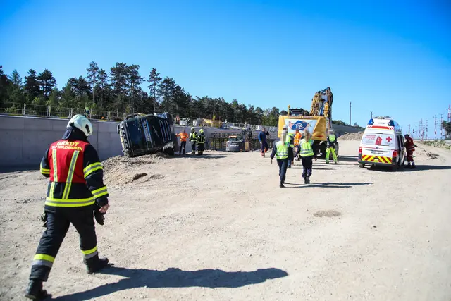 Lkw-Unfall auf der Bahnbaustelle in Marchtrenk: Ein Transporter kippte um – der Lenker wurde dabei verletzt. | Foto: laumat.at