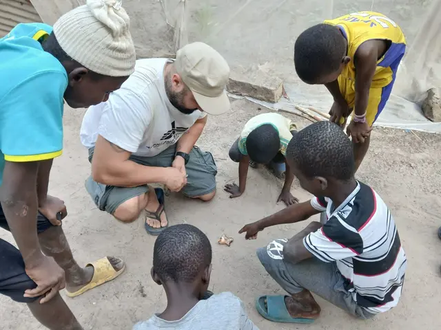 Spielen mit Kindern in Gambia. Sie zählen zu den Ärmsten. | Foto: privat