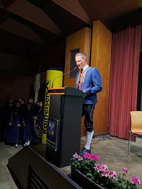 Obmann Johannes Mair begrüßte die zahlreichen Ehrengäste 