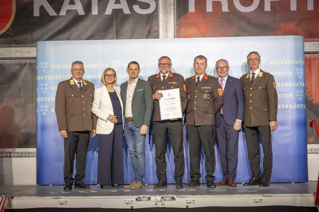 Die Freiwillige Feuerwehr St. Christophen feiert ihr 140-jähriges Jubiläum und bekam in Tulln ihre Jubiläumsurkunde überreicht | Foto: Matthias Fischer, NÖ LFK