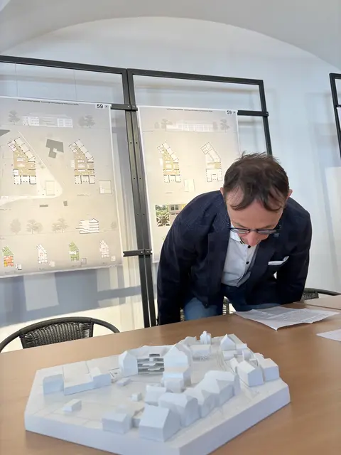 Bgm. Günter Salchner schaute ganz genau hin. | Foto: MeinBezirk/Günther Reichel