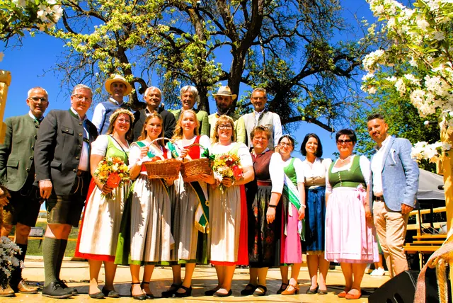 Apfelblütenfest mit  Krönung  der   Obsthoheiten  in  Puch bei  Weiz