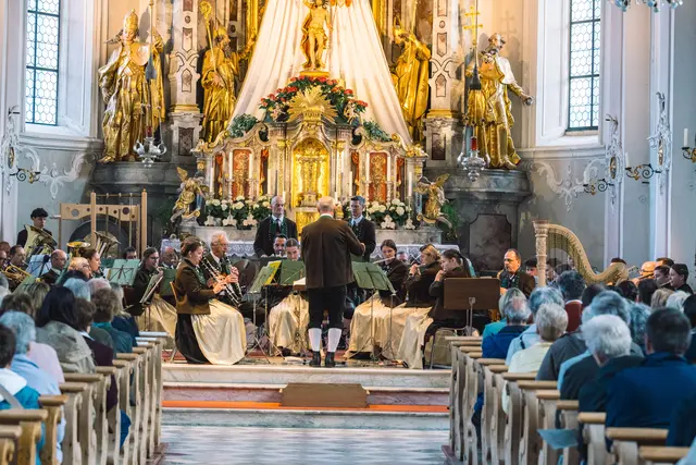 Vor einer prall gefüllten Pfarrkirche musizierte die MK Fulpmes zu ihrem Frühjahrskonzert und füllte den Sakralraum mit wundervollen Klängen.  | Foto: Pernsteiner