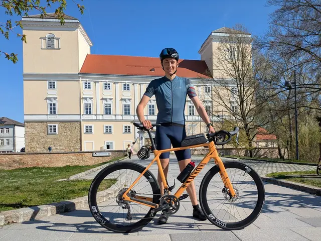 Julian fährt nicht einfach nur Strecken – er erkundet sie, die Neugier treibt ihn an.  | Foto: Hermann Hiebner