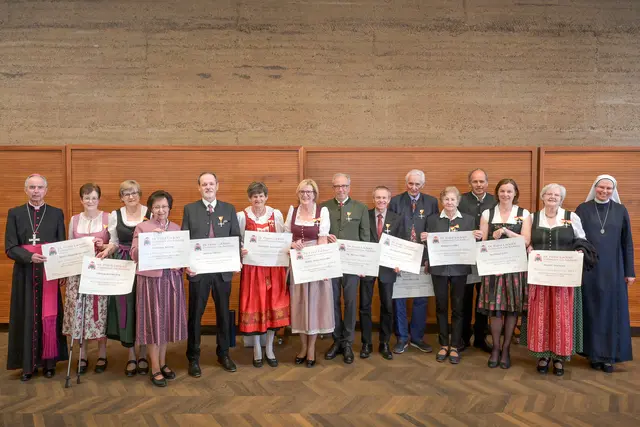 Die am 22. April 2026 Geehrten aus der Erzdiözese mit Weihbischof Hansjörg Hofer und Kanzlerin Sr. Christine Nigg. Unter den Geehrten befindet sich auch eine Frau aus der Pfarre St. Michael im Lungau: Marianne Krump (4. v. li.). | Foto: © Erzdiözese Salzburg (eds)/hna