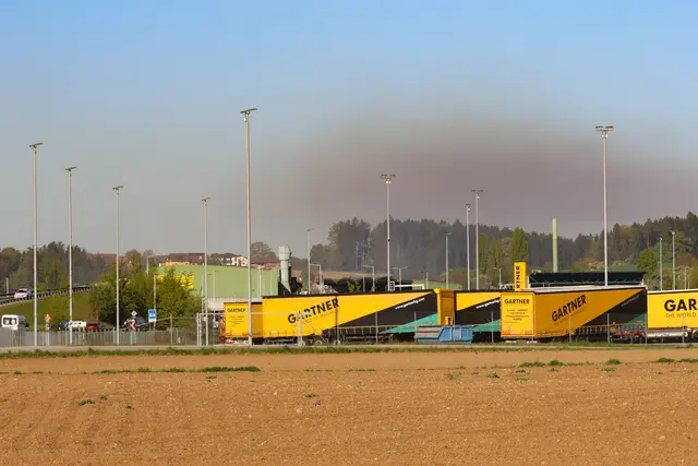 Bei einem Brand am Betriebsgelände der Gebrüder Gratz (im Hintergrund) in Edt bei Lambach wurden drei Personen verletzt. | Foto: laumat.at