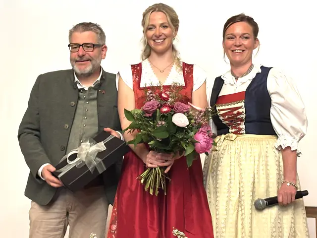 Gemeindeehrung: Bgm. Stefan Jöchl, Lisa Hauser, Vize-Bgm. Monika Hager-Wild. | Foto: Klaus Kogler