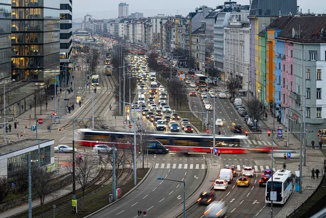 Die Linie D wird beschleunigt, pro Richtung soll die Fahrtzeit um rund 13 Uhr verringert werden. Dafür werden zwei Maßnahmen auf der Wieden gesetzt - unter anderem das Streichen einer Parkspur. | Foto: Simon Wöhrer