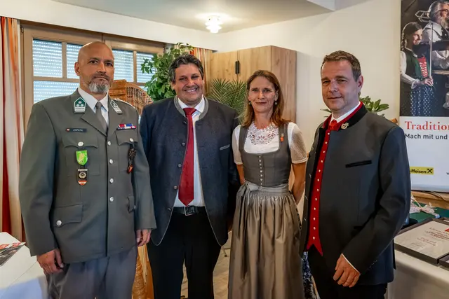 Unteroffiziersgesellschaft Tirol Martin Zapata, Diakon Mag. Michael Brugger, TVM GF Sonja Steusloff-Margreiter, Landesverbandsobmann-Stv. Blasmusikverband Tirol Johannes Nemmert | Foto: T. Ausserlechner