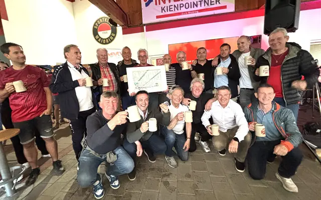 (Fast) vollzählig erschienen Spieler, Trainer (Peter Kili) und Obmann (Heinz Kienpointner) der einzigen Meistermannschaft 1991/92. | Foto: Klaus Kogler