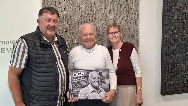 Josef Ablinger (l.) und Gerlinde Reichhold-Burger gratulierten Karl Posch zum Jubiläum. | Foto: ÖGB