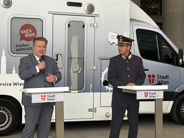 Bürgermeister Ludwig und Landespolizeipräsident Pürstl präsentierten am Montag Maßnahmen für das Grätzl rund um die U-Bahn-Station Gumpendorfer Straße und den Westbahnhof. | Foto: Barbara Schuster/MeinBezirk