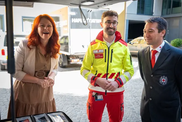 Im Anschluss an die Pressekonferenz machte sich LRin Hagele ein Bild von einem „Akutpflege“-Einsatzfahrzeug.
 | Foto: Land Tirol/Schallhart