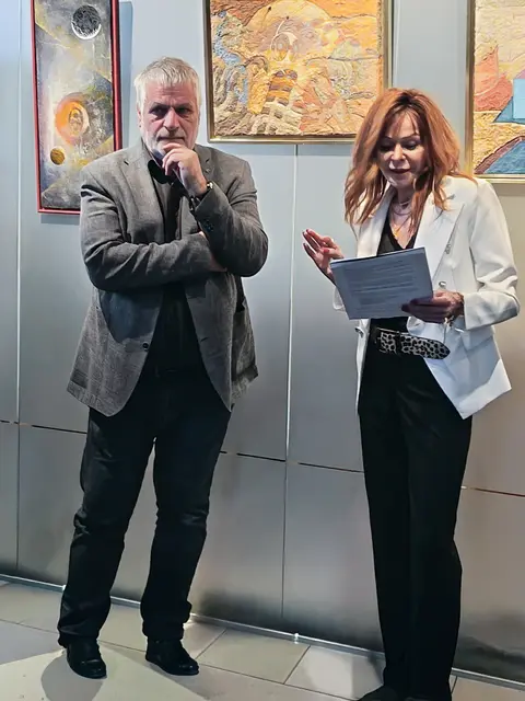 Dir. Johanna K. Penz (rechts) bei ihrer Laudatio mit Galerist und Fotokünstler Thomas Driendl (links) | Foto: lichtsinn