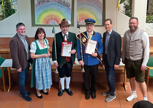 Hermann Plainer (3.v.l.) und Andreas Kovacs (4. v.l.).


 | Foto: OÖ Blasmusikverband