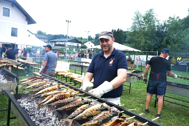 Am Mittwoch, 15. Juli, lädt die Freiwillige Feuerwehr Sand wieder herzlich zu ihrem traditionellen Grillabend beim Feuerwehrhaus ein.  | Foto: Röck