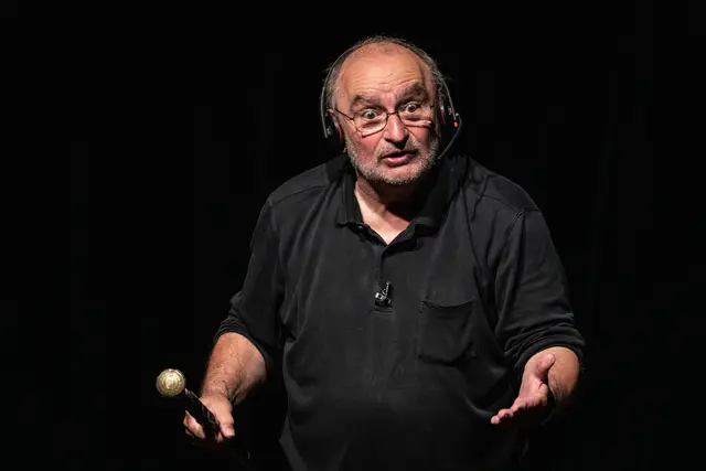 KEIN THEMA heißt das neue Programm von Sigi Zimmerschied, dort spielt er life coach Heini Himmler | Foto: copyright by Marco Pircher / Kulturverein Wunderlich