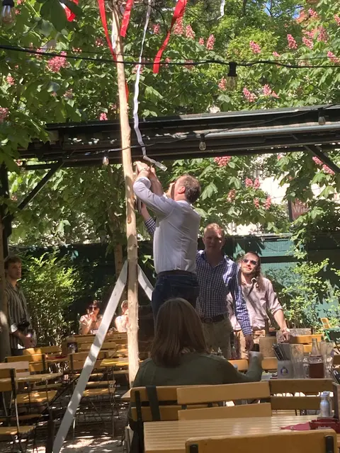 Das Fischerbräu lädt erneut zum traditionellen Maibaum aufstellen