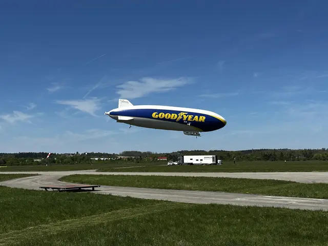 Auf seinem Boxenstopp am Heimweg nach Friedrichshafen durften Fans eines der letzten Luftschiffe und Schaulustige den Zeppelin am Welser Flugplatz bestaunen. | Foto: MeinBezirk