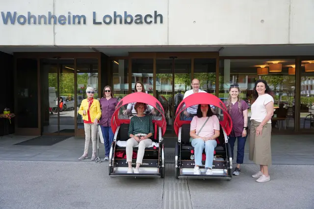 LR Gerber und LRin Mair beim Projekt “Rikscha fahren. Menschen bewegen. Ehrenamt erleben” in Innsbruck | Foto: Land Tirol/Schallhart