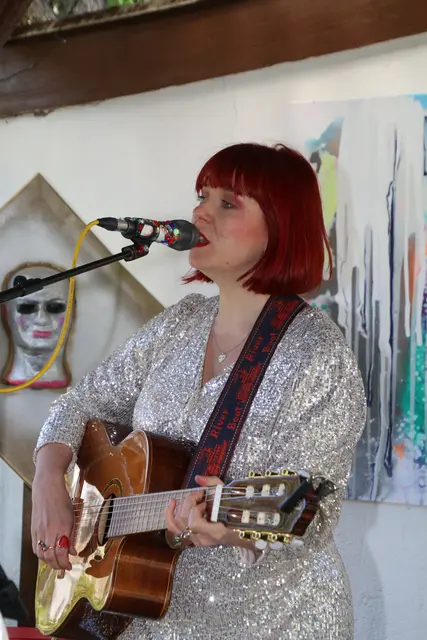 Daniela Flickentanz, Singer-Songwriterin, unterwegs als Flickentanz
schreibt und singt deutschsprachigen PoesiePop Von Herz zu Herz. Daniela Flickentanz lebt in Wien und im Burgenland, sie ist gelernte Sozialarbeiterin und seit 2017 selbstständige Vollzeitkünstlerin. Sie schreibt und singt deutschsprachige Lieder und hat als "Flickentanz” (ihr echter Familienname) bereits 3 Alben veröffentlicht. 
 

