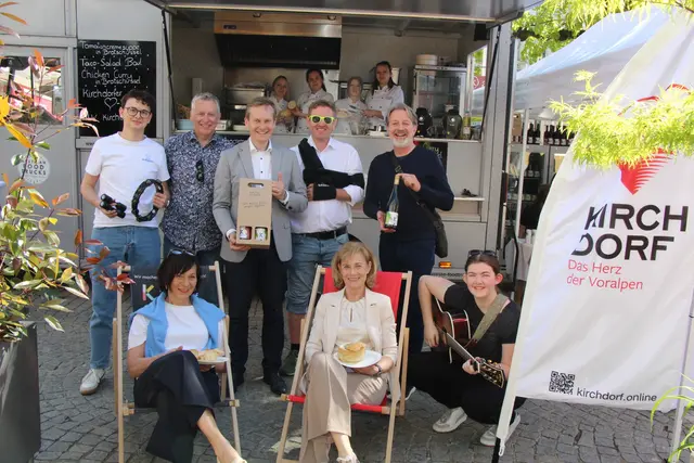 Schüler luden zu Schmankerln und Wein ein