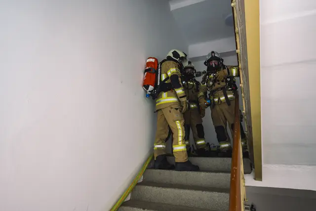 Mehrere Atemschutztrupps standen im Einsatz. | Foto: Pernsteiner