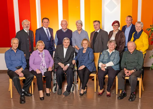 Hochzeitsjubilare
 
Sitzend:
Erich &amp; Rosina Stoff (50), Anton &amp; Christine Rath (60), Christine &amp; Leopold Schramm (60)
 
Stehend:
geschäftsführender Gemeinderat Herbert Rettig, Bürgermeister Christian Hellmer, Leopold &amp; Brigitta Brenner (50), Dechant Thomas Brunner, geschäftsführende Gemeinderätin Verena Sommer, geschäftsführender Gemeinderat Stefan Anger, geschäftsführende Gemeinderätin DI Elfriede Rath | Foto: Semrad