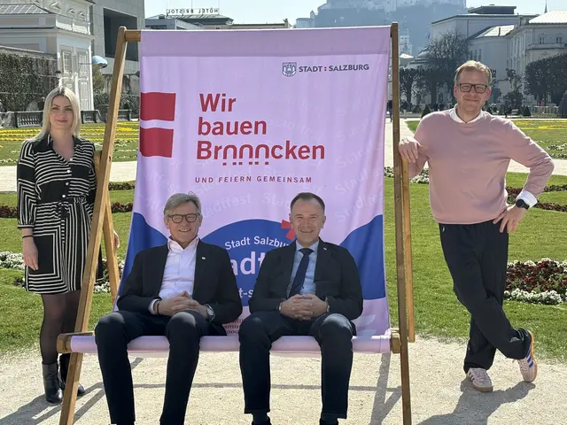 Drei Tage lang verwandeln sich die Plätze, Gassen und Brücken in der Stadt Salzburg in eine bunte Bühne für Begegnung, Musik, Kultur, Sport und gemeinsames Feiern. Im Bild: Lisa Stoff, Magistratsdirektor Max Tischler, Bürgermeister Bernhard Auinger und Jochen Höfferer 
 | Foto: Lisa Gold