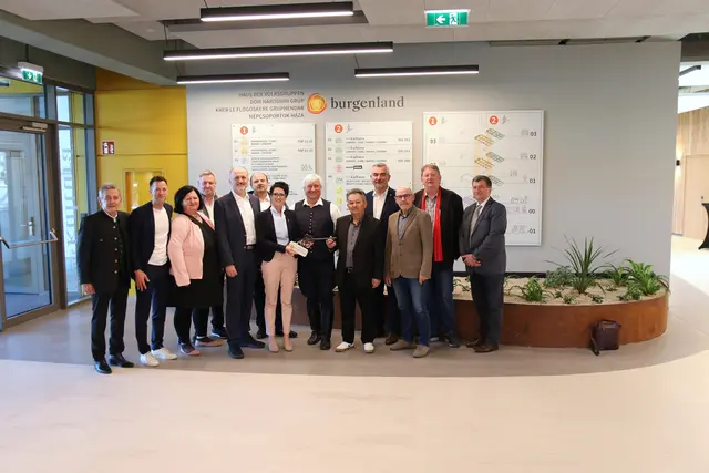 Bei der symbolischen Schlüsselübergabe hob Landesrat Dorner die Bedeutung des Projekts für die Bevölkerung hervor und dankte allen Beteiligten für ihr Engagement. | Foto: Landesmedienservice/Müllner-Frühwirth